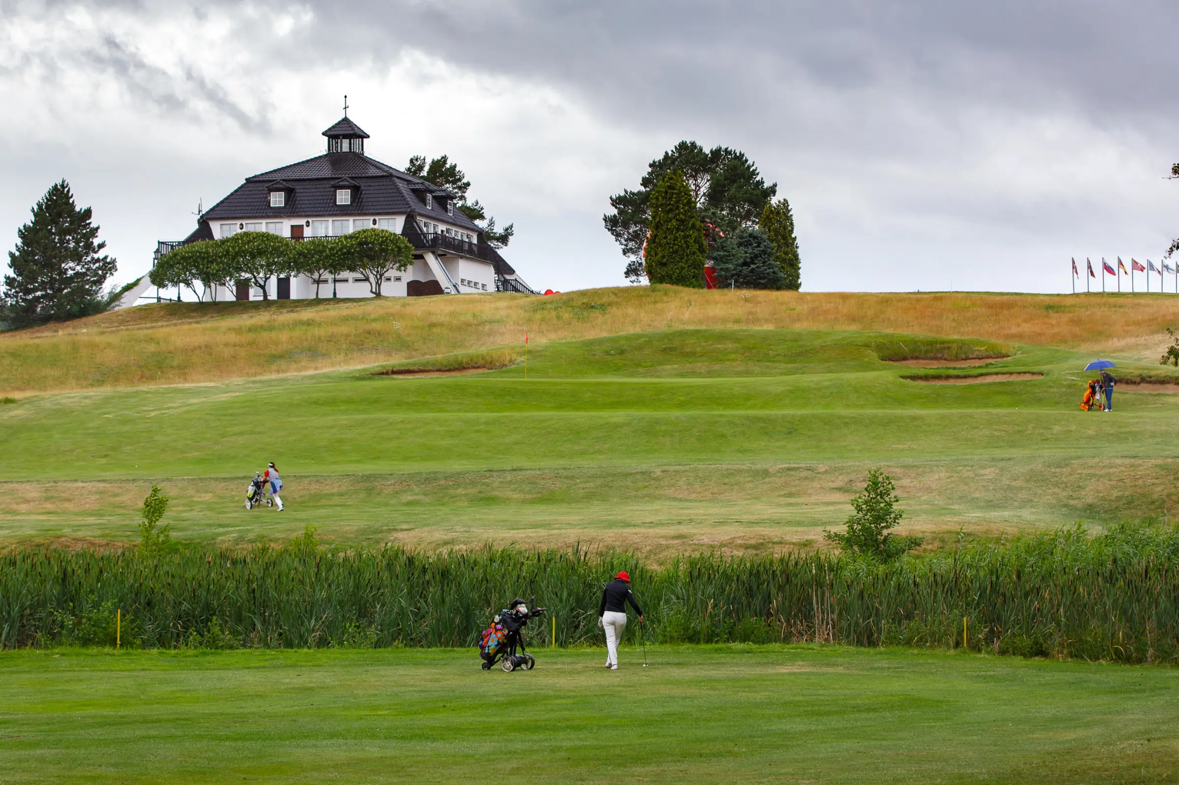 Restauracja z panoramicznym widokiem na pole golfowe